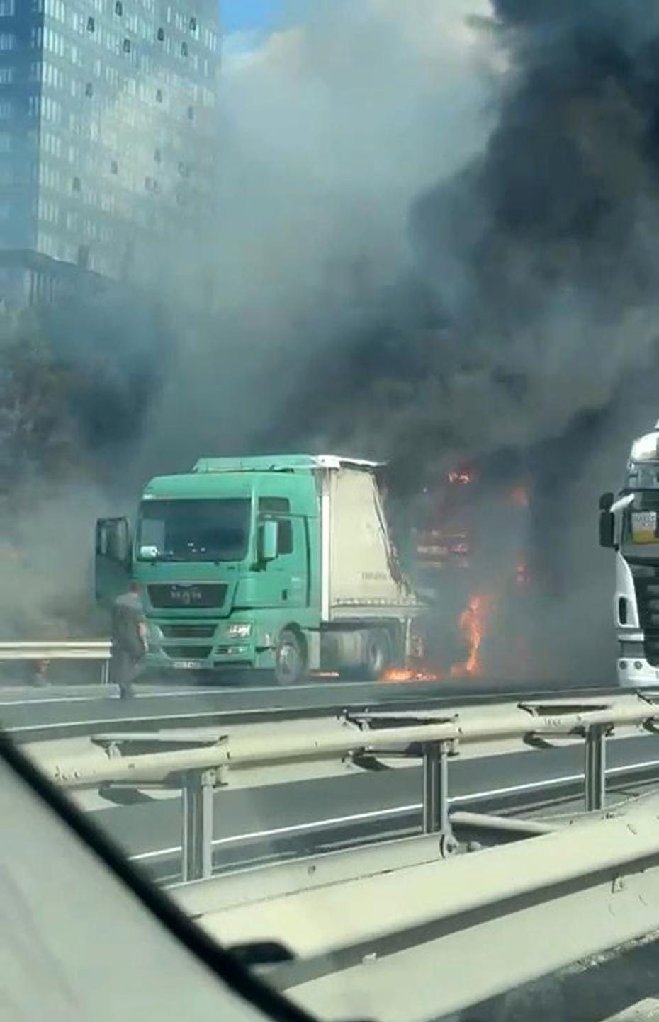 TEM Otoyolu'nda TIR Yangını Kontrol Altına Alındı, Trafik Yoğunluğu Hafifledi