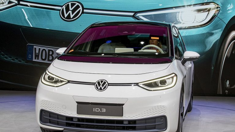 Volkswagen elektrikli otomobil satışları hızla düşüyor: Avrupalılar neden benzine geri dönüyor?