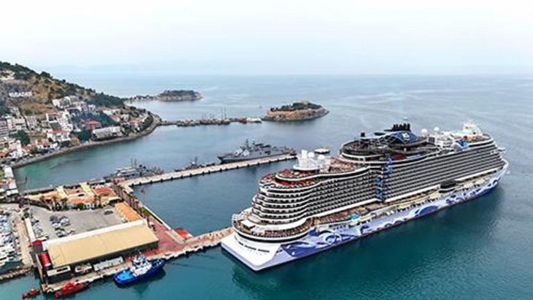 İlk gezisini Kuşadası’na düzenleyerek 3 bin 257 turist getirdi.