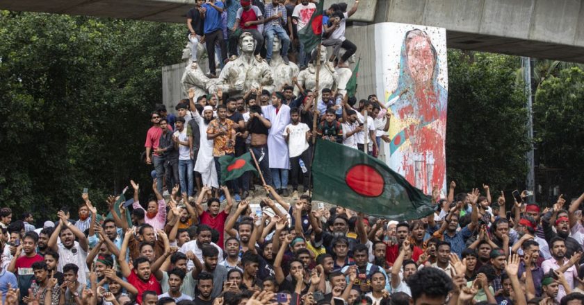 Video.  Ülkeden kaçan Bangladeş başbakanının evi arandı