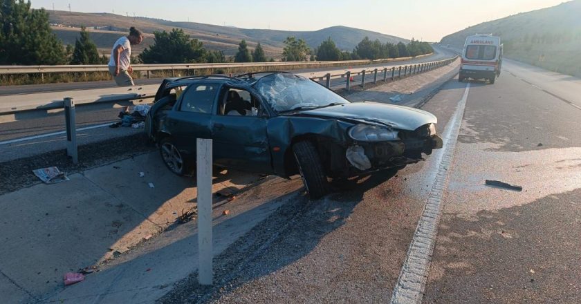 Afyonkarahisar’da trafik adasında devrilen otomobilde 3 kişi yaralandı.