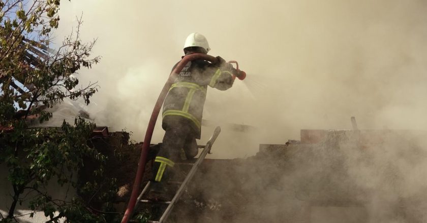 Kırıkkale’de çıkan yangında 2 ev hasar gördü