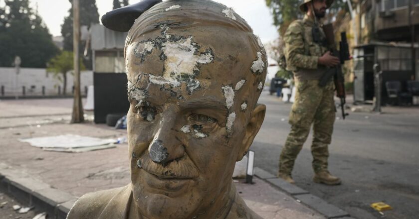 Suriye'de muhalifler Esad'ın babasının mezarını ateşe verdi
