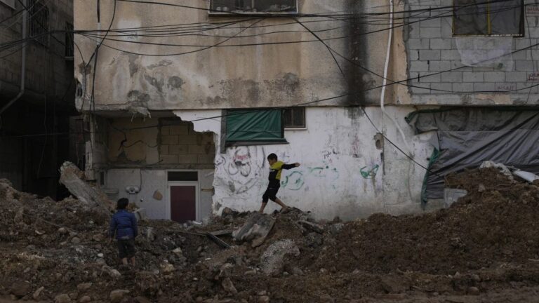 İsrail'den Yemen'e hava saldırısı: Uluslararası havaalanı da vuruldu