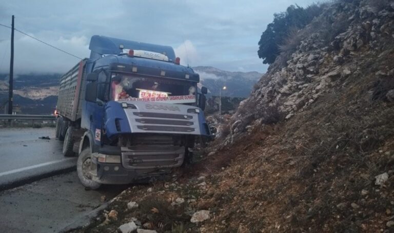 Isparta'da korkunç kaza! Kamyon ile otomobil kafa kafaya çarpıştı: 3 yaralı – Son Dakika Türkiye Haberleri