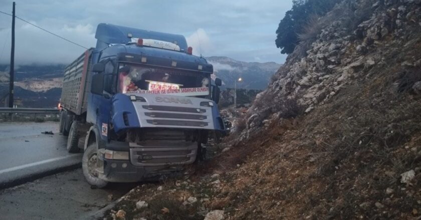 Isparta'da korkunç kaza! Kamyon ile otomobil kafa kafaya çarpıştı: 3 yaralı – Son Dakika Türkiye Haberleri