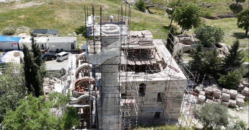 Deprem tarafından yok edilen tarihi cami, bu yıl kült için açık olacak