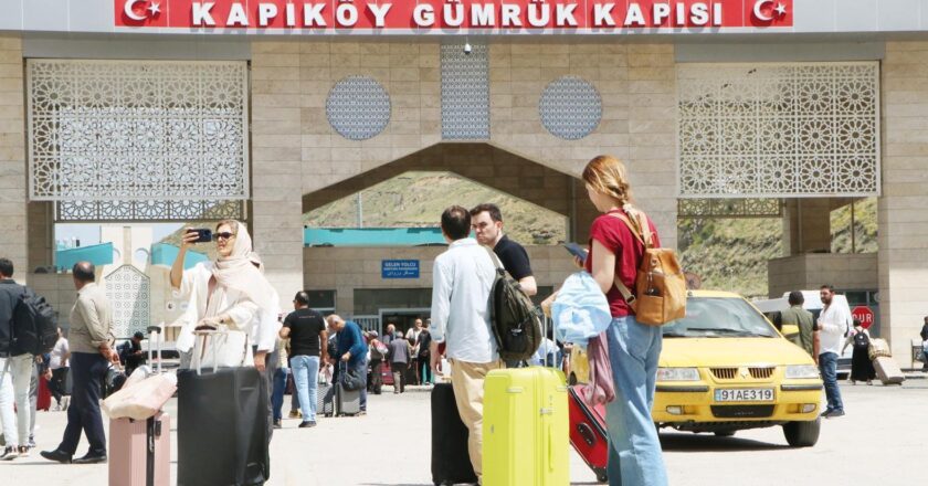 Füzeler yaklaşık 3,3 milyon turistin tatillerini etkiler