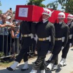 Şehitin iki askeri son yolculukları sırasında sınır dışı edildi