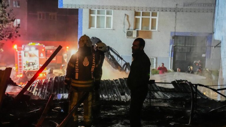 İstanbul’da kağıt ve plastik hurda deposunda yangın