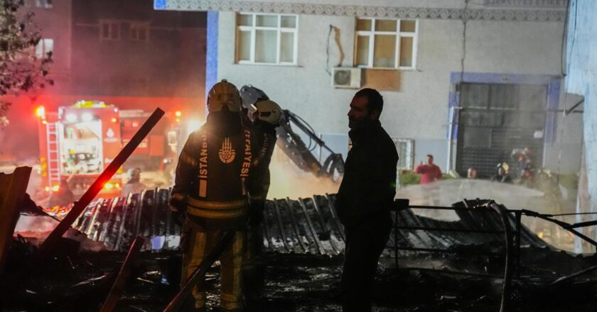İstanbul’da kağıt ve plastik hurda deposunda yangın