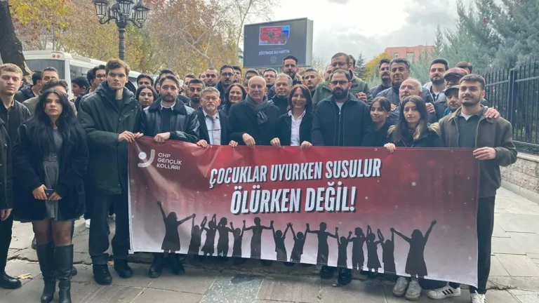 Ankara’da CHP’li gençlerden ‘MESEM’ eylemi: ‘TİP’li tutuklu kardeşlerimize destek veriyoruz’