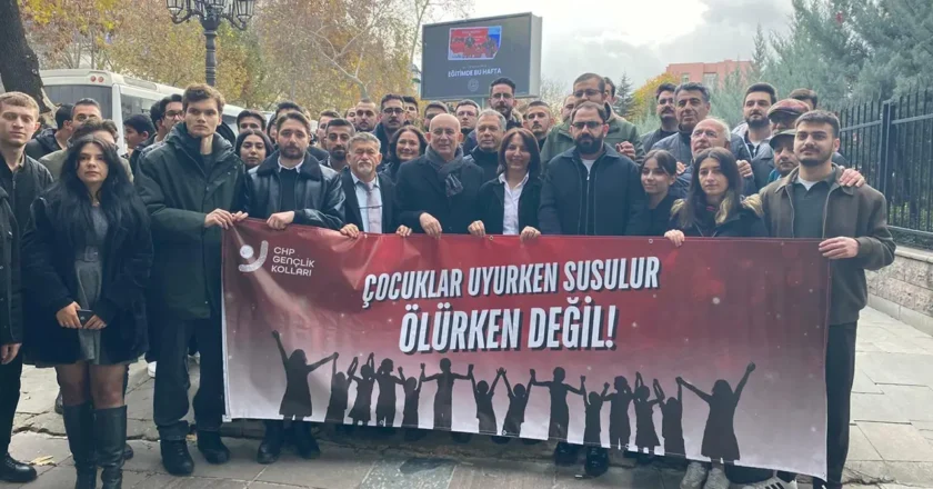 Ankara’da CHP’li gençlerden ‘MESEM’ eylemi: ‘TİP’li tutuklu kardeşlerimize destek veriyoruz’