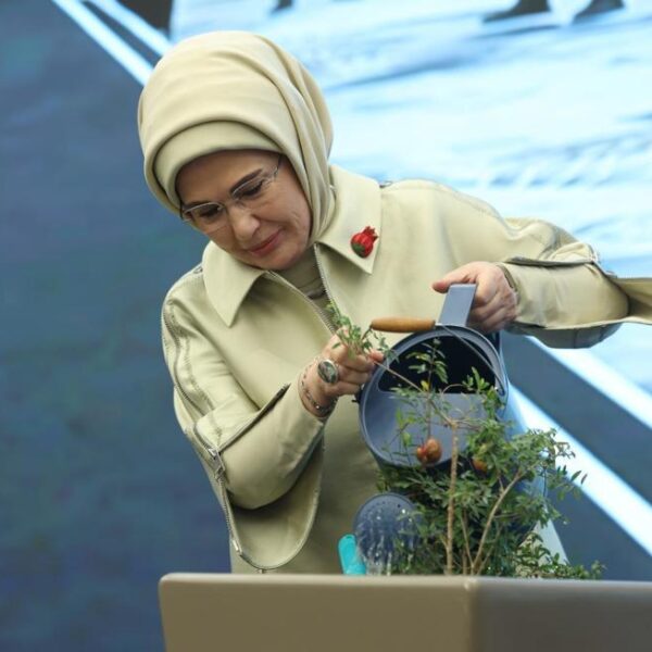 Emine Erdoğan, “Artsın Eksilmesin Dönüşüm Pazarı”nın açılışını gerçekleştirdi