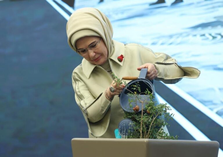 Emine Erdoğan, “Artsın Eksilmesin Dönüşüm Pazarı”nın açılışını gerçekleştirdi